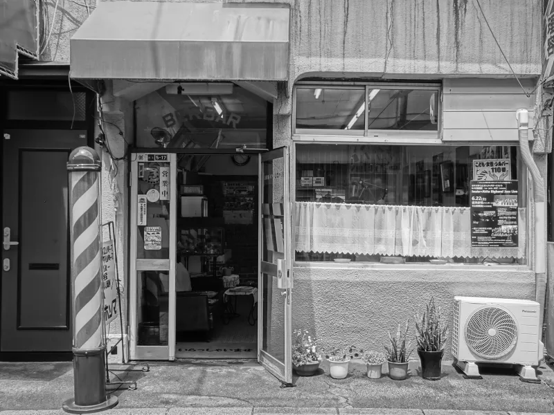 Six in the Morning in Tojinmachi: Chasing Bakery Steam and River Fog Before the City Wakes Up