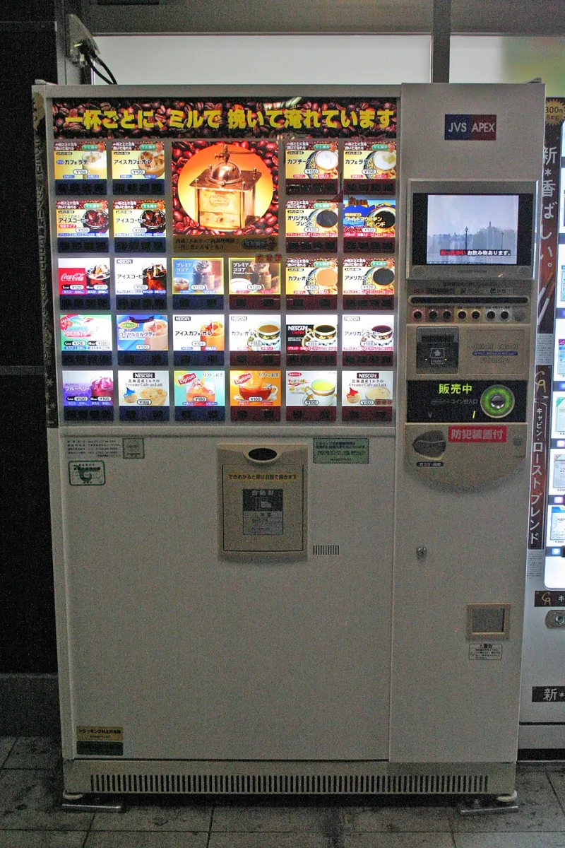 Midnight, a Can, and a Bench: Tojinmachi's Vending Machines Are the Best Bar Nobody Owns